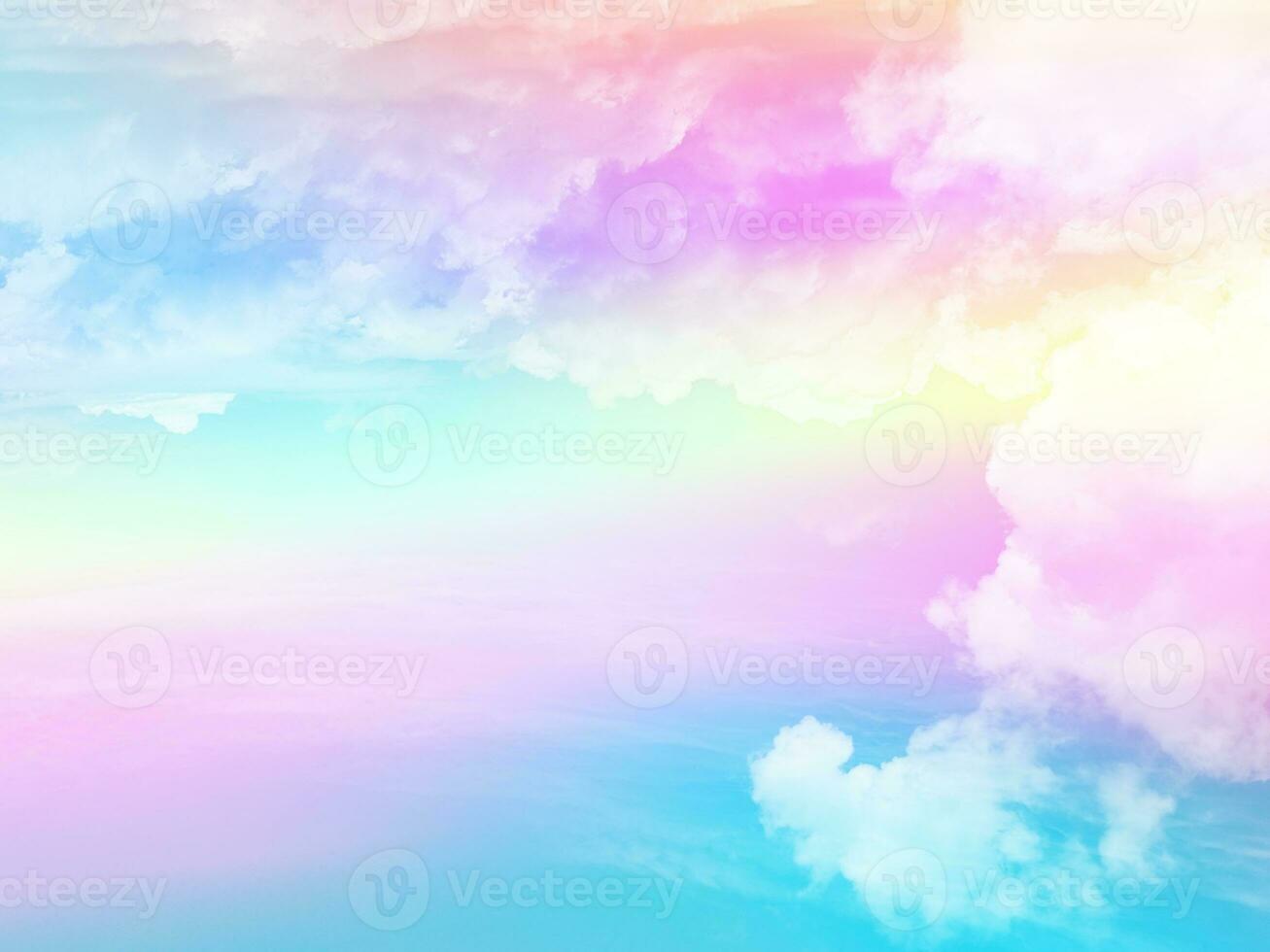 beauté douce pastel rose jaune coloré avec des nuages moelleux sur le ciel. image arc-en-ciel multicolore. fantaisie abstraite lumière croissante photo