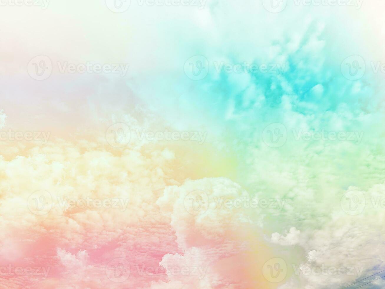 beauté douce pastel vert bleu coloré avec des nuages moelleux sur le ciel. image arc-en-ciel multicolore. fantaisie abstraite lumière croissante photo