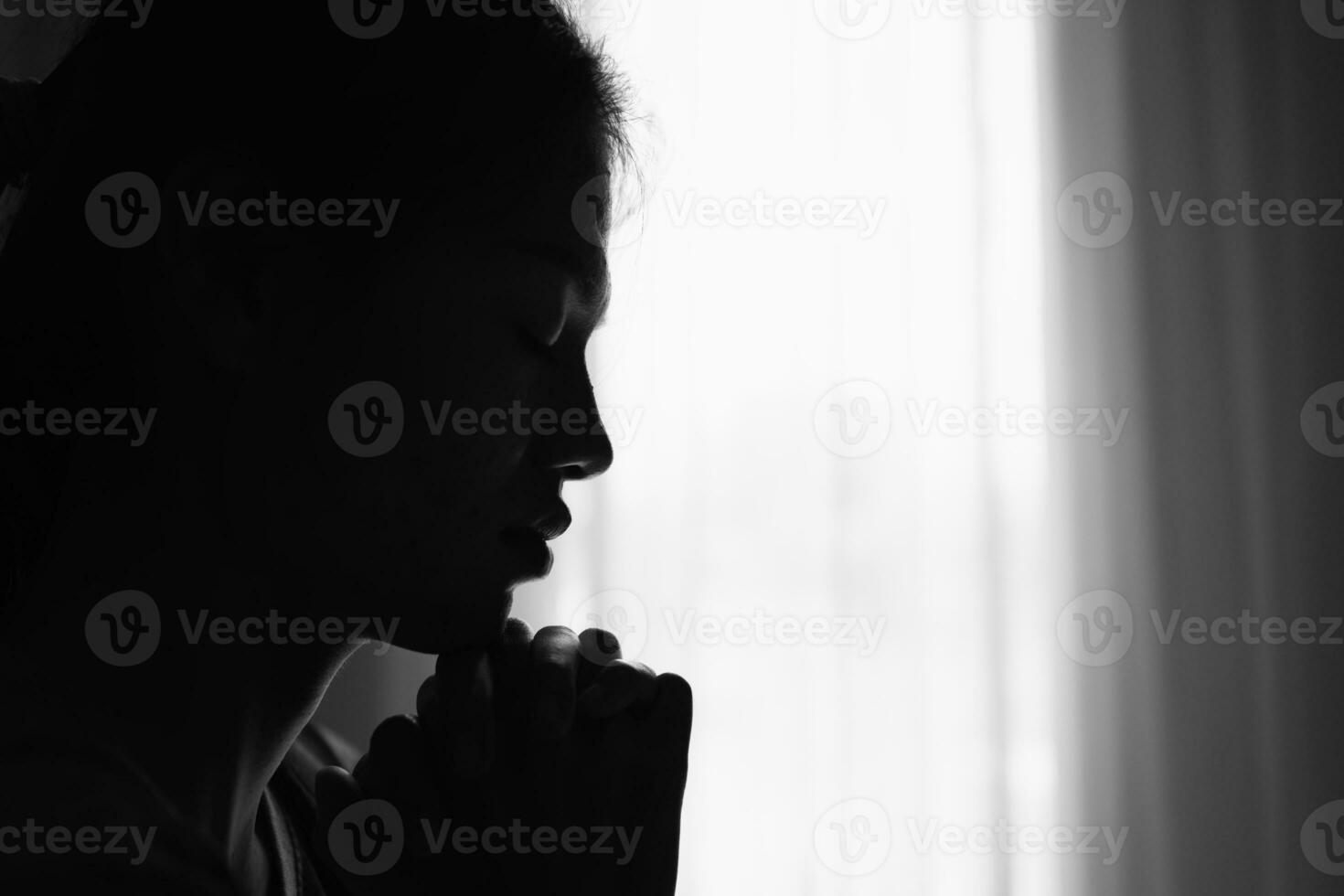 silhouette de jeune femme religieuse priant Dieu le matin, spiritualité et religion, concepts religieux photo
