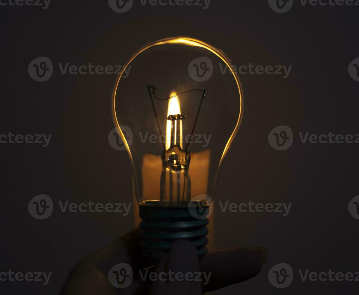 bougie sur lumière ampoule. coupure électrique, électricité désactivé, énergie crise ou Puissance panne, concept image photo