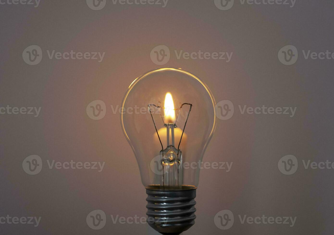 bougie sur lumière ampoule. coupure électrique, électricité désactivé, énergie crise ou Puissance panne, concept image photo