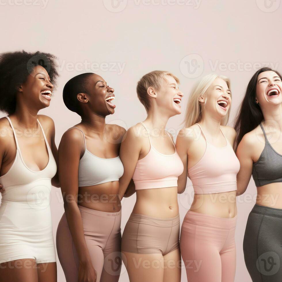 femmes de différent âge ensemble dans le studio sur une gris Contexte. Multi-éthnique groupe de diverse femmes ayant une bien temps. photo