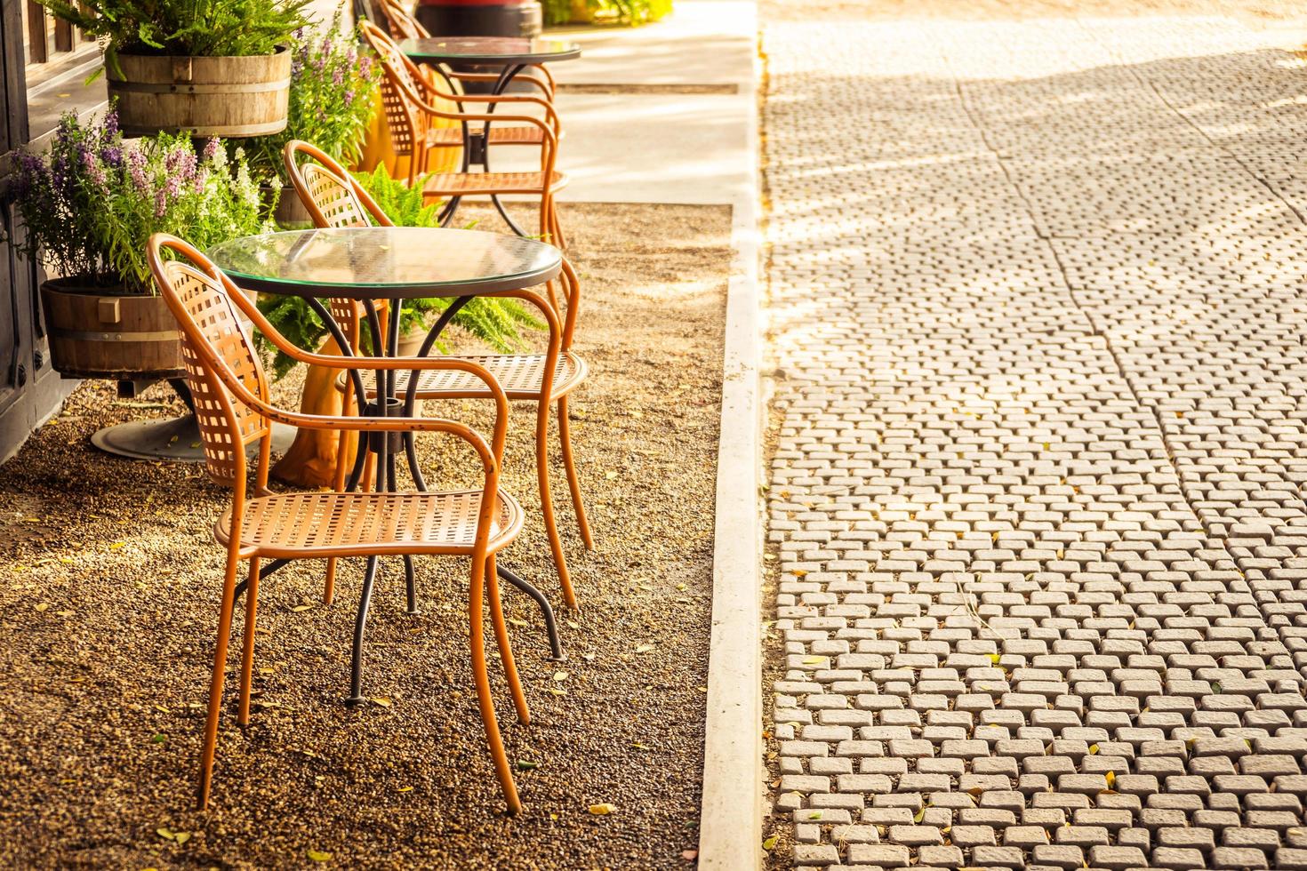 chaise et table vides autour du café et du restaurant en plein air photo