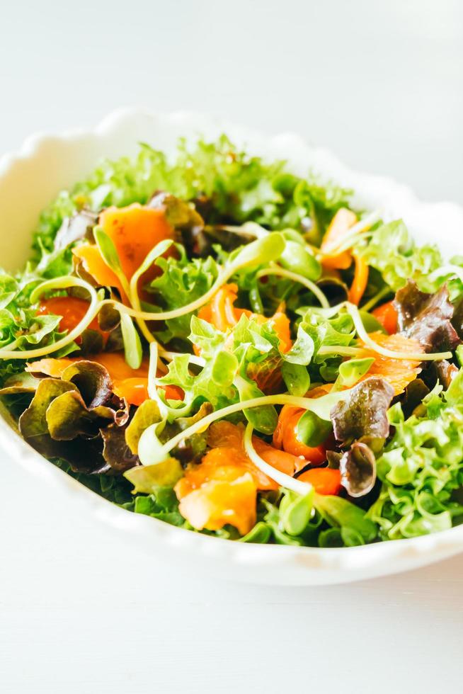 saumon fumé avec salade de légumes photo