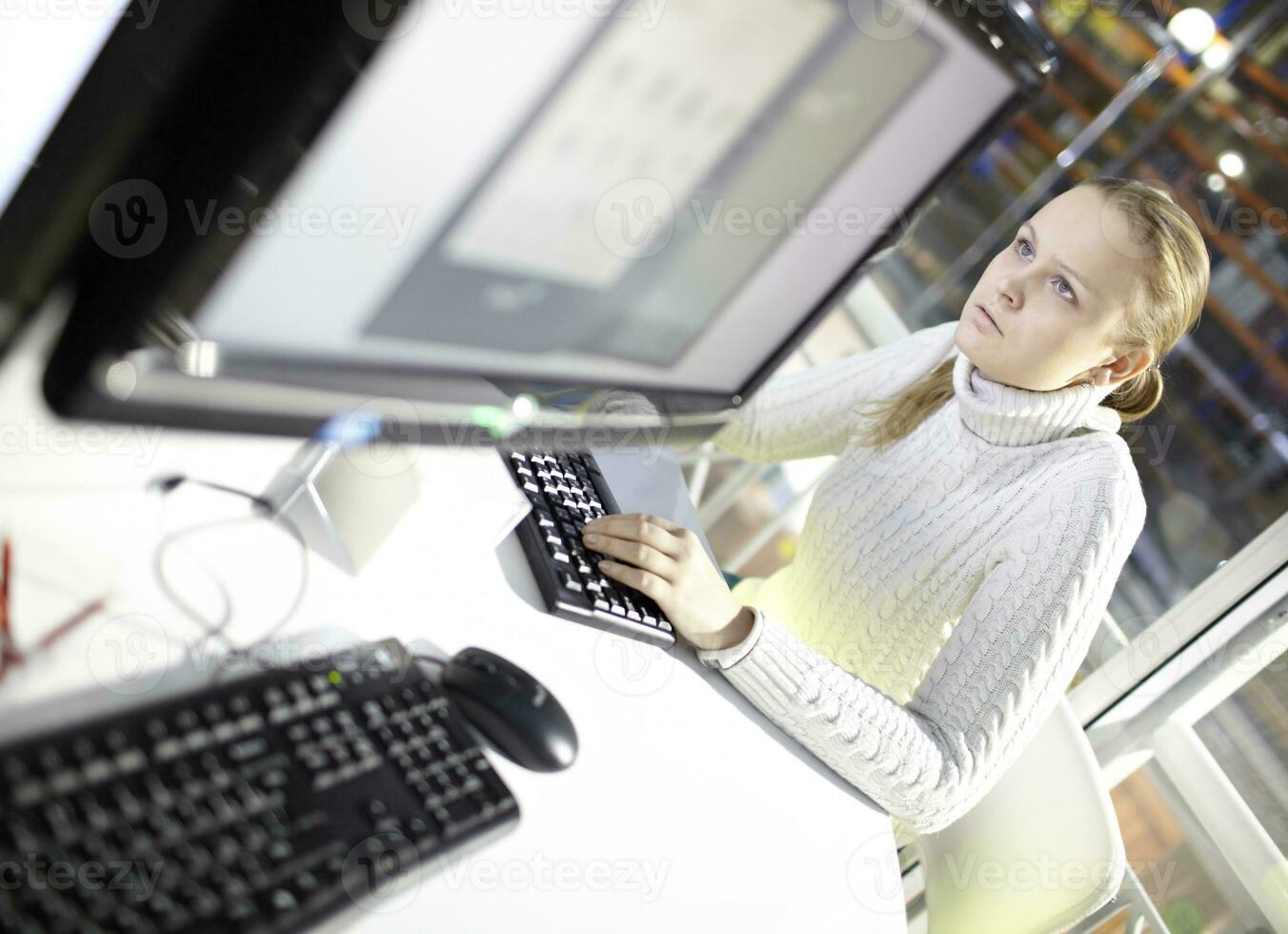 Jeune fille est choisir le tablette pc. photo