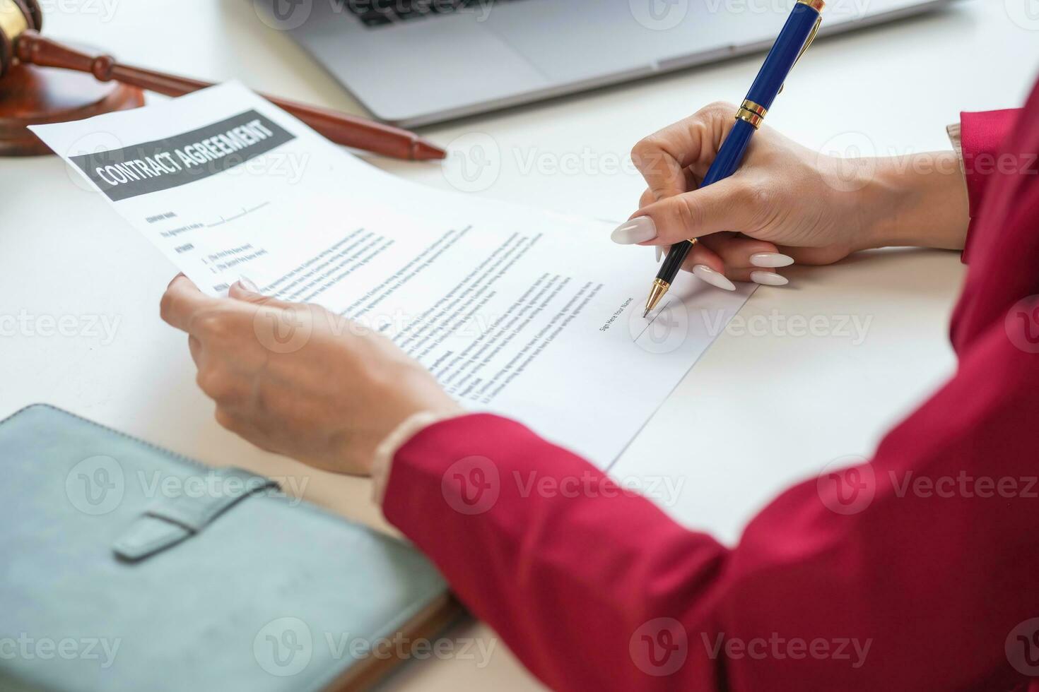 asiatique femelle avocat ou légal conseiller signature une Contrat le Contrat les documents cette travail sur votre bureau dans le loi Bureau sont là à guider toi. photo