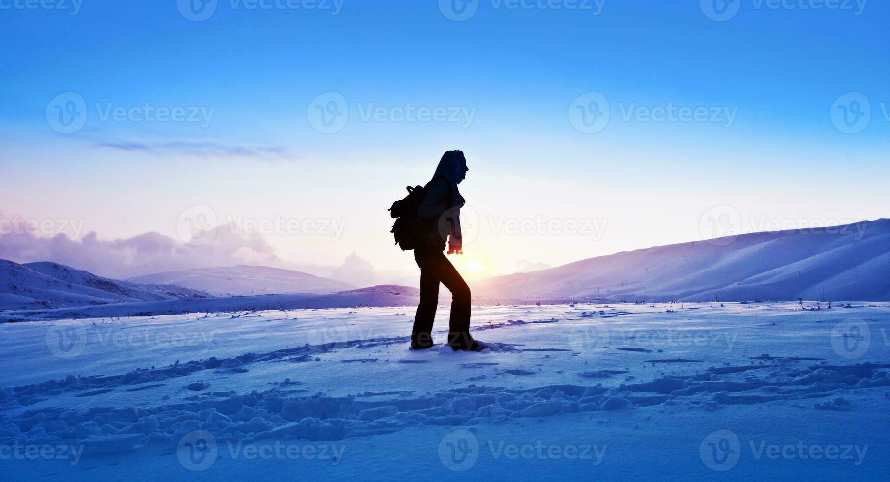 femme voyageur randonnée dans hiver montagnes photo