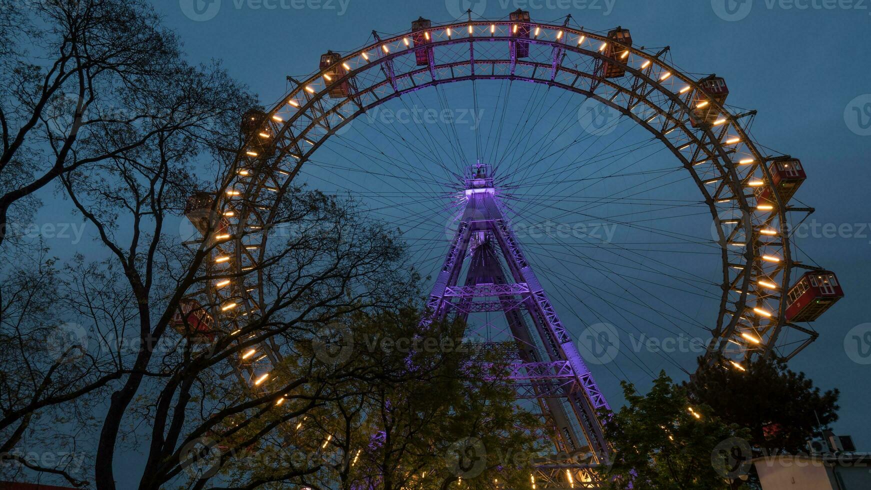 géant ferris roue dans le soir. vienne, L'Autriche photo