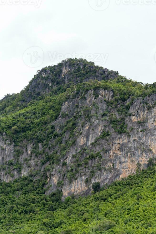 montagnes vertes et ciel bleu photo