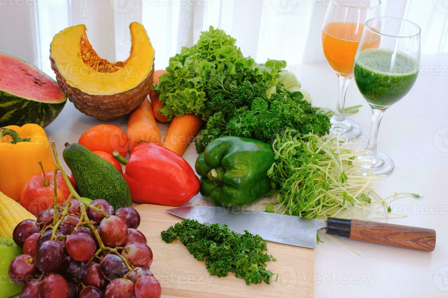 fruits et légumes mûrs frais assortis sur la table au fond de rideau blanc, photo