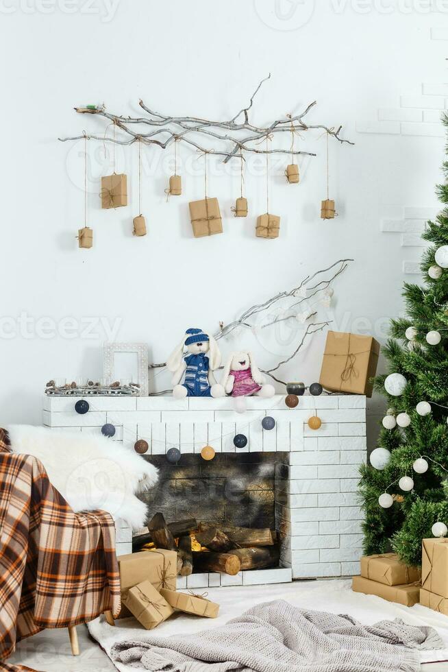 élégant Noël intérieur décoré dans gris couleurs. confort maison. fauteuil avec en tissu tapisserie photo