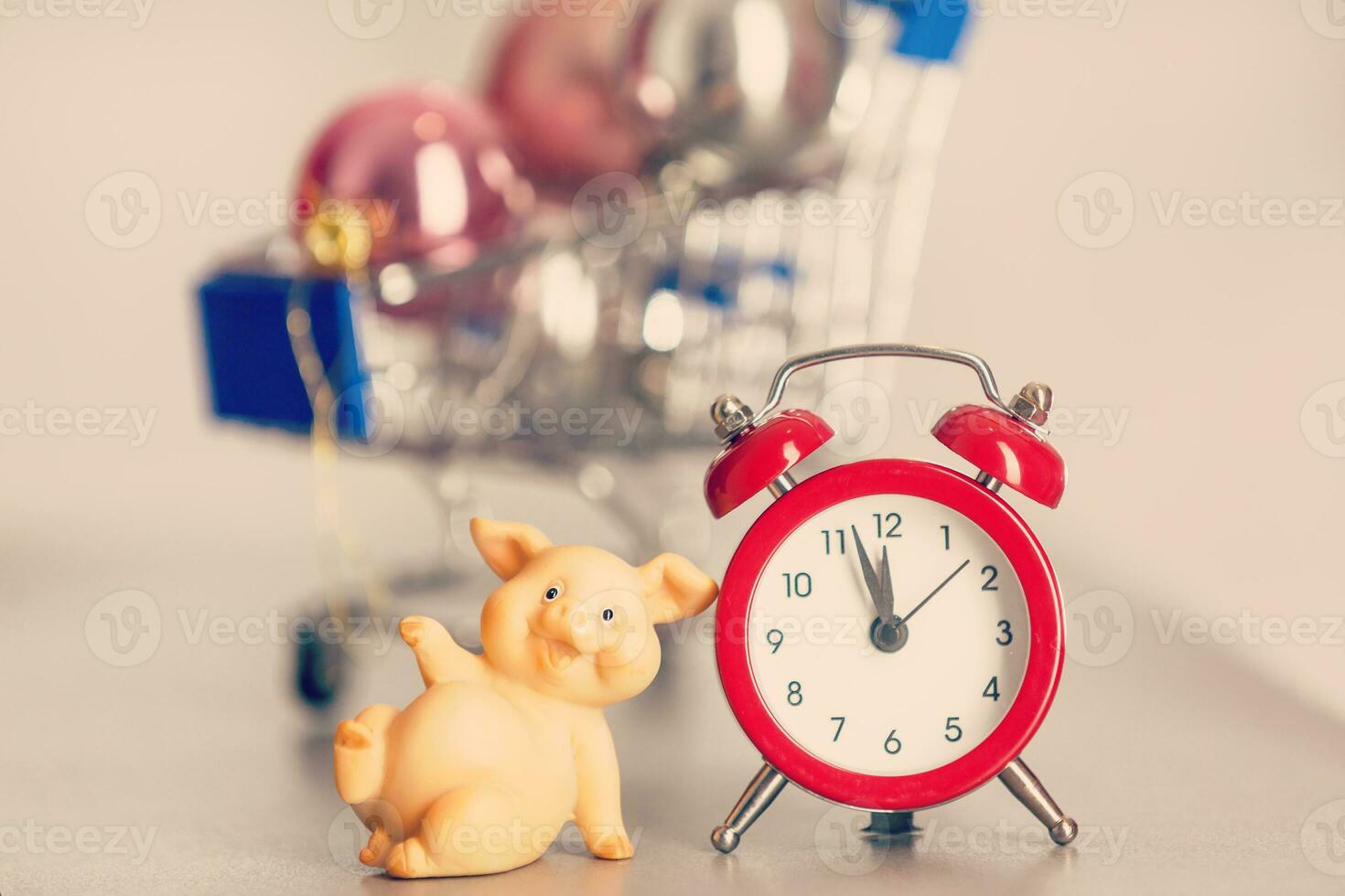 alarme l'horloge avec blanc porcin banque pièce de monnaie sur table dans gris Contexte photo