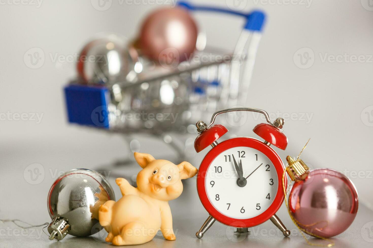 Noël Contexte pour un une inscription, alarme horloge, rouge vieux horloge, Noël, année de le porc sur le calendrier, porc statuette photo