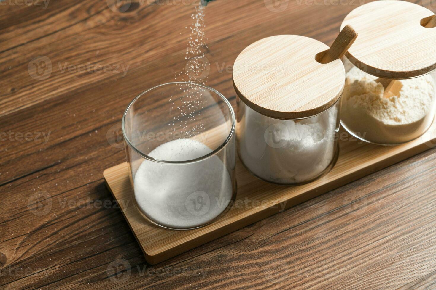 assaisonnement dans le verre bouteille sur en bois table photo