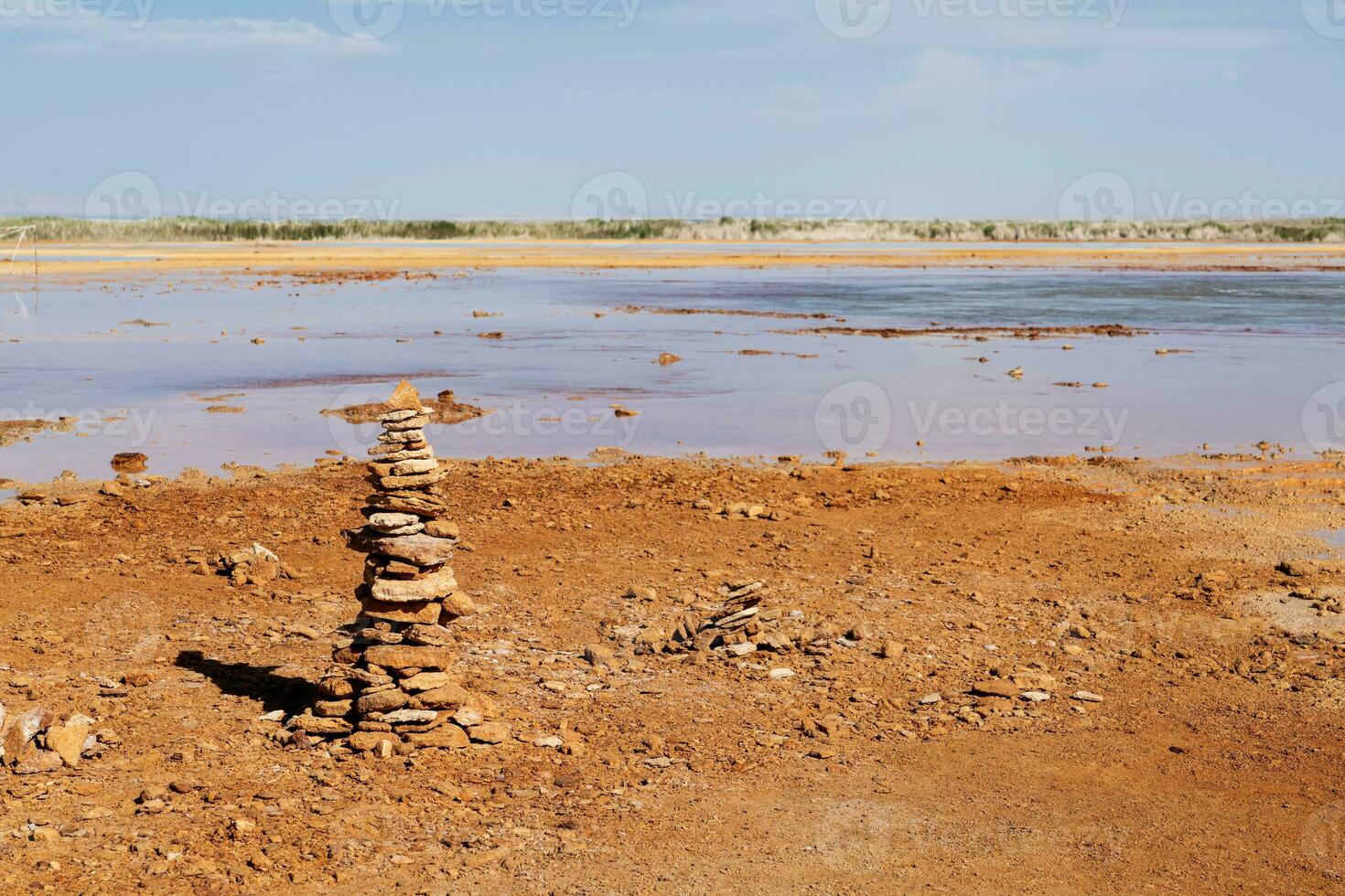 boueux sol avec printemps eau, avec piles de des pierres sur un côté. photo