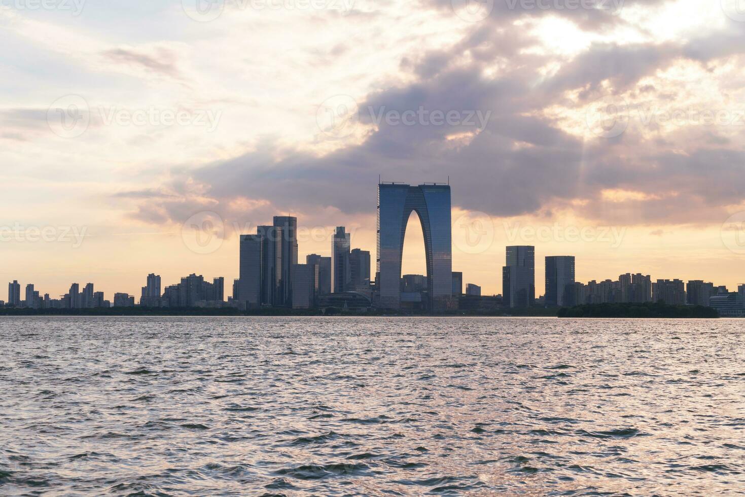 ville bâtiments par jinji Lac dans suzhou, Chine. photo