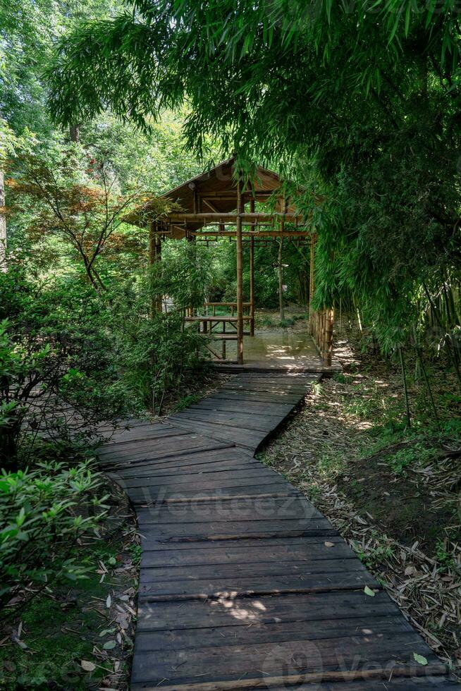 ancien bambou cabine et le chemin, Suzhou jardin, dans Chine. photo