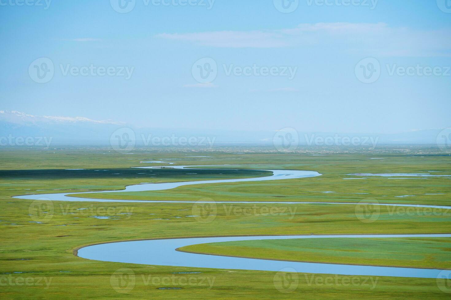 enroulement rivières et prairies. photo dans bayinbuluke prairie dans xinjiang, Chine.