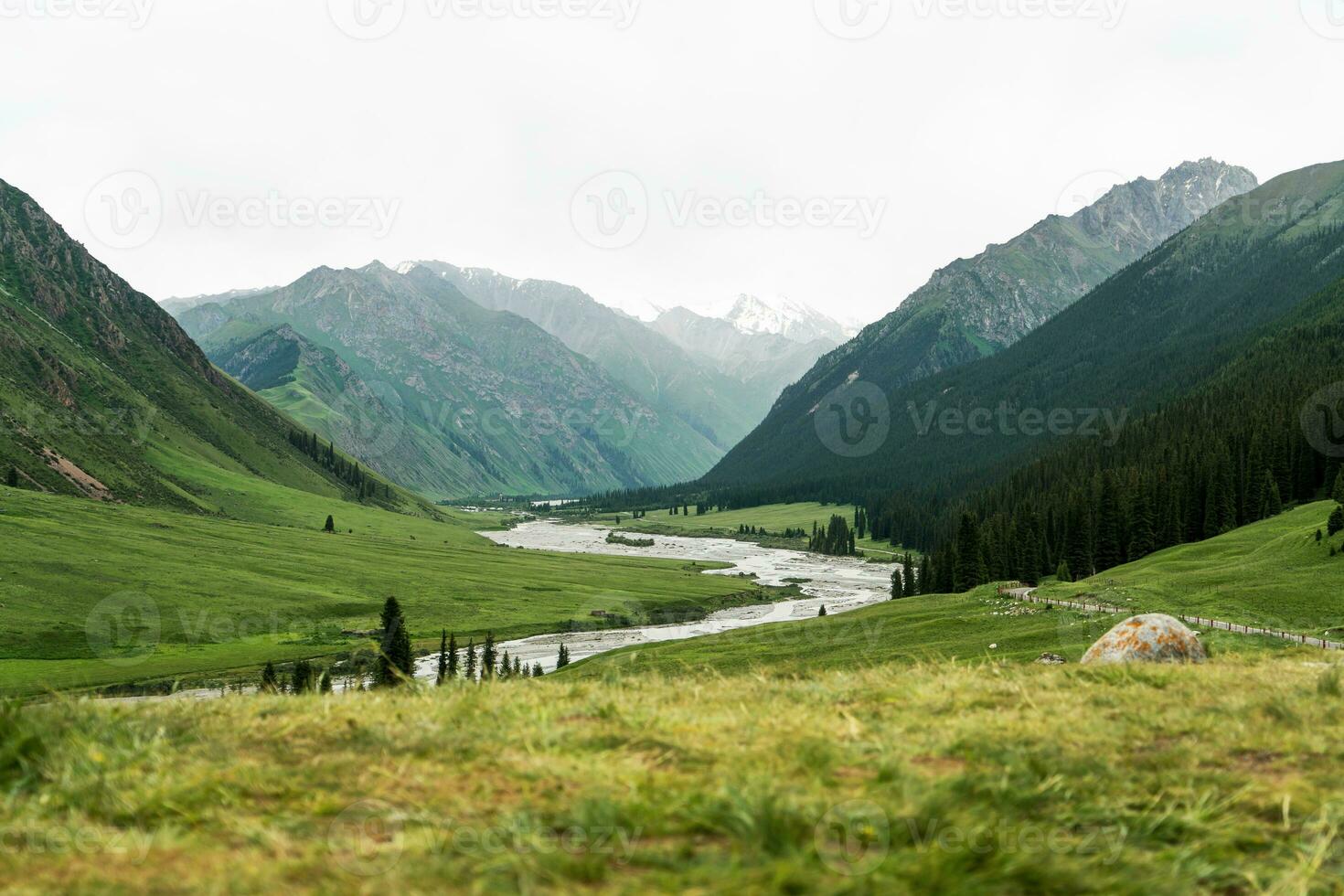 rivière et montagnes avec blanc des nuages. photo