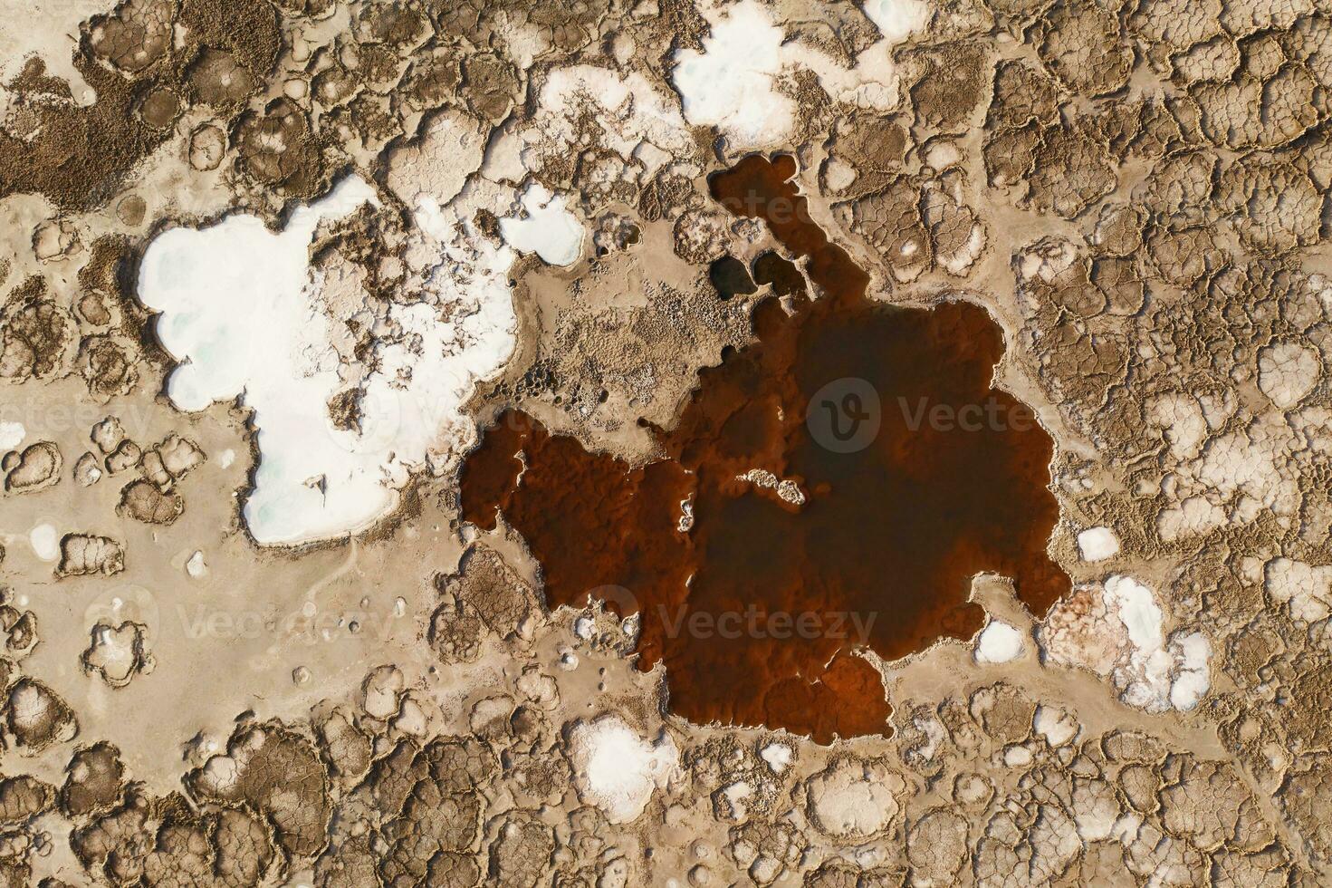 sel étang dans le sec terre dans le Qinghai, Chine. photo