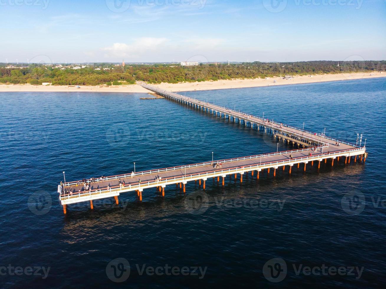 Vue aérienne du pont de la jetée de Palanga, Lituanie photo