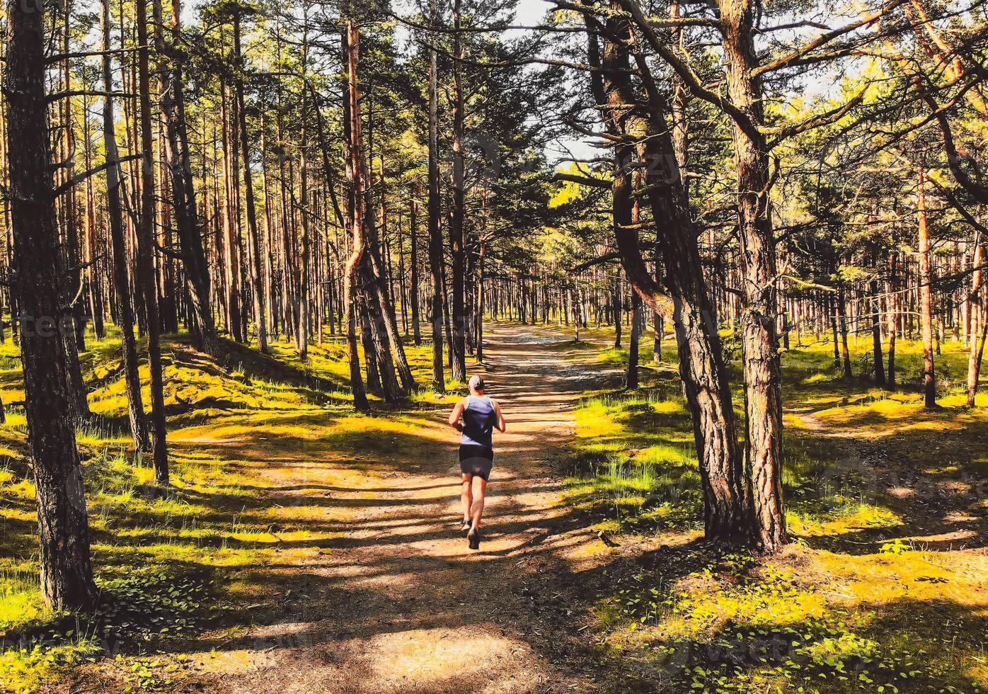 personne de race blanche s'exécutant sur le sentier forestier photo