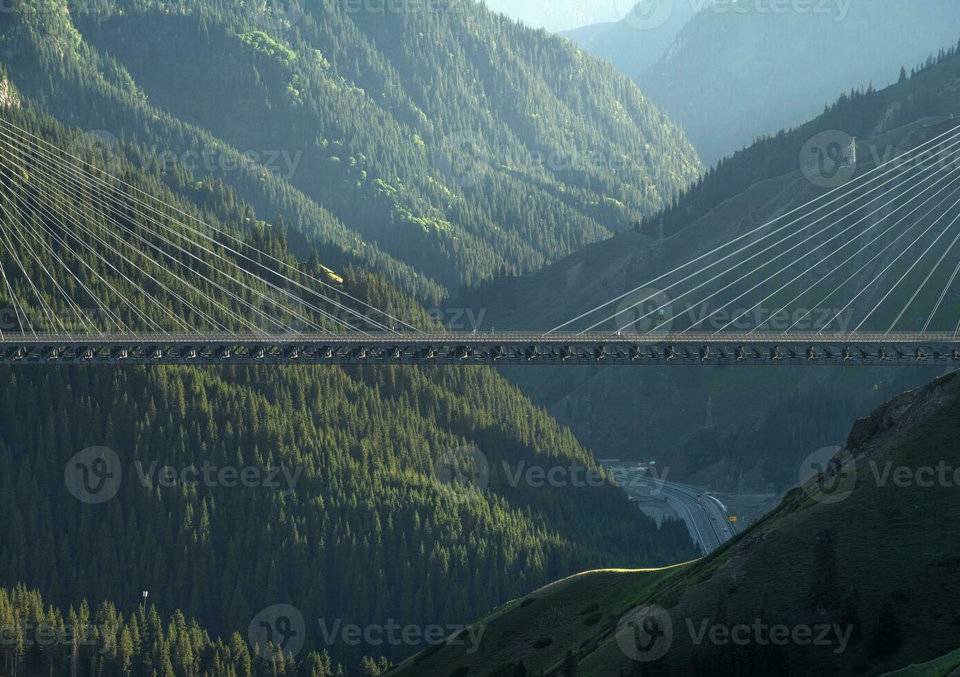 le pont entre le montagnes. guozigou pont dans xinjiang, Chine. photo