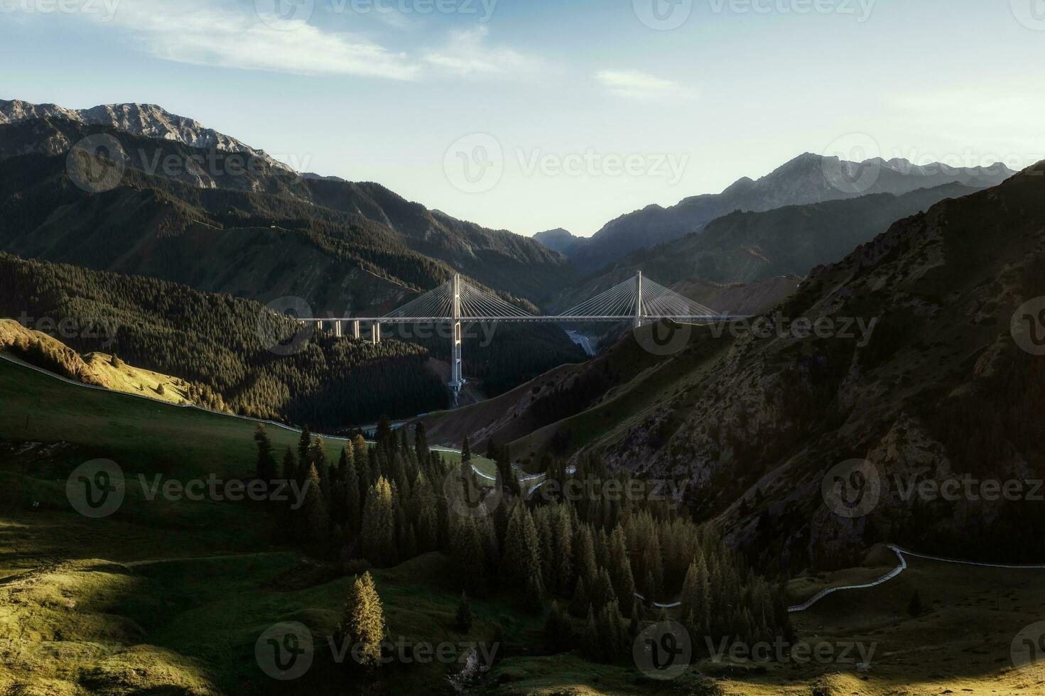 le pont entre le montagnes. photo