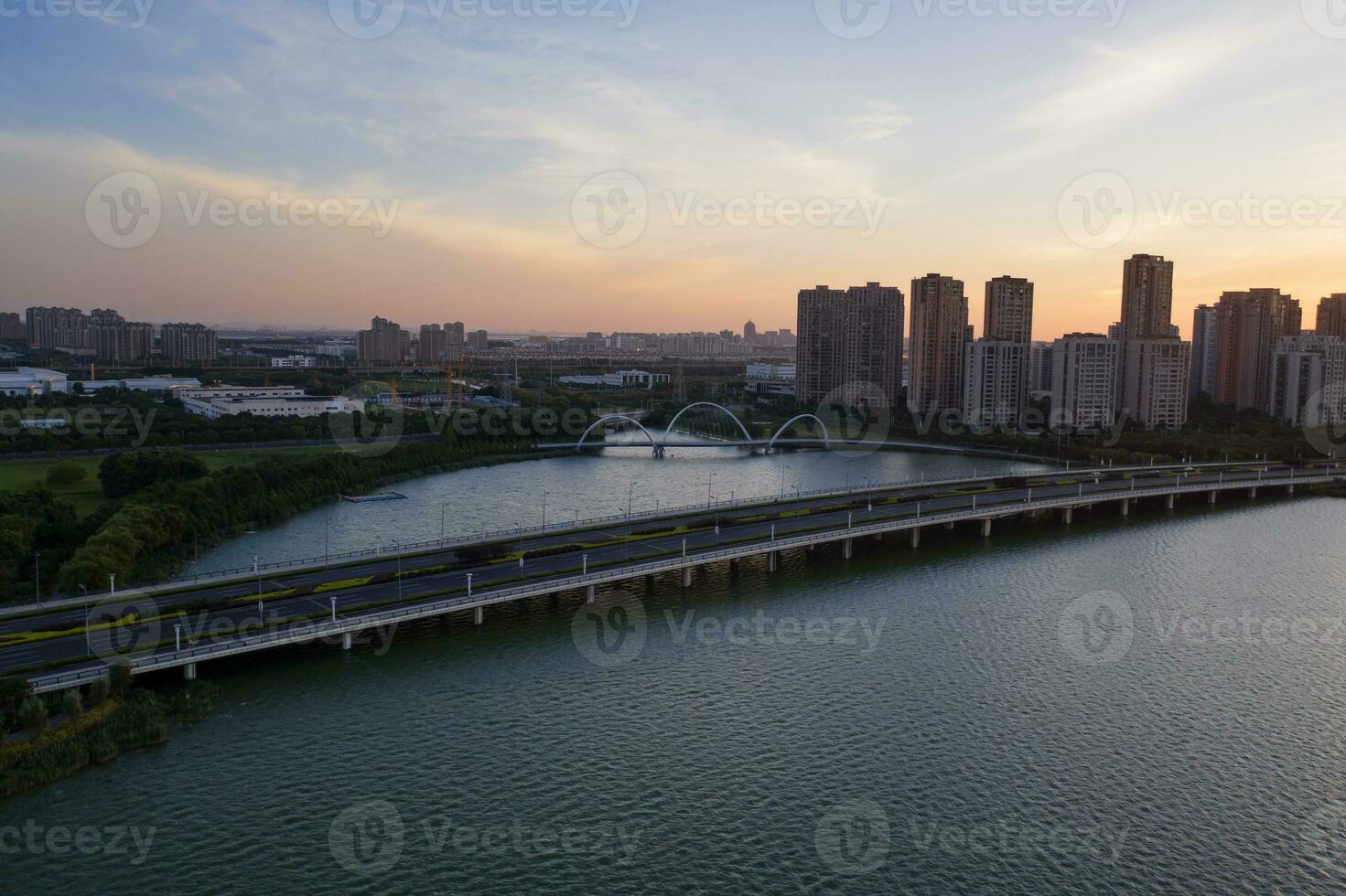 Résidentiel bâtiments et dépasser pont par le lac. photo