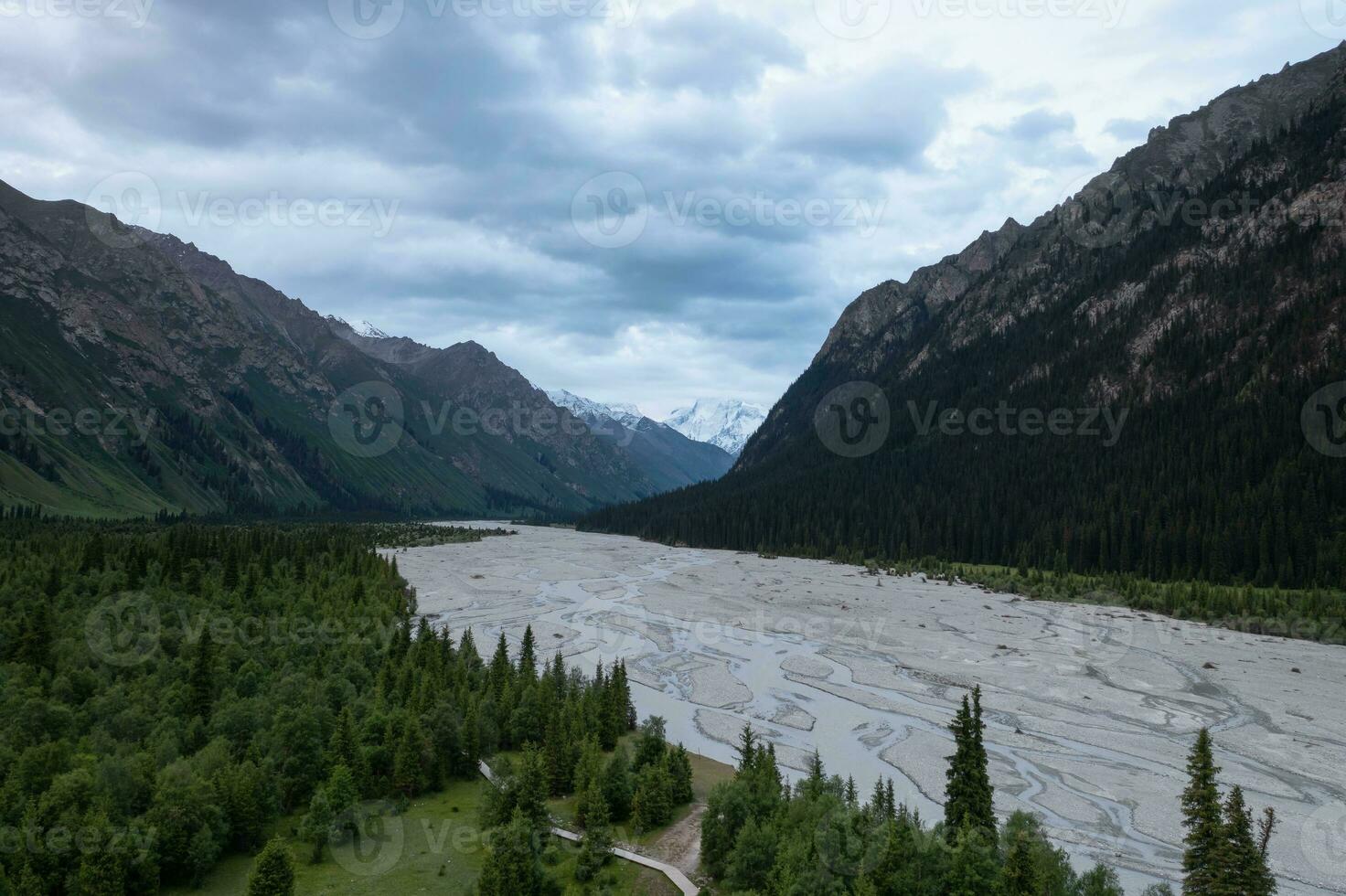 rivière et montagnes avec blanc des nuages. photo