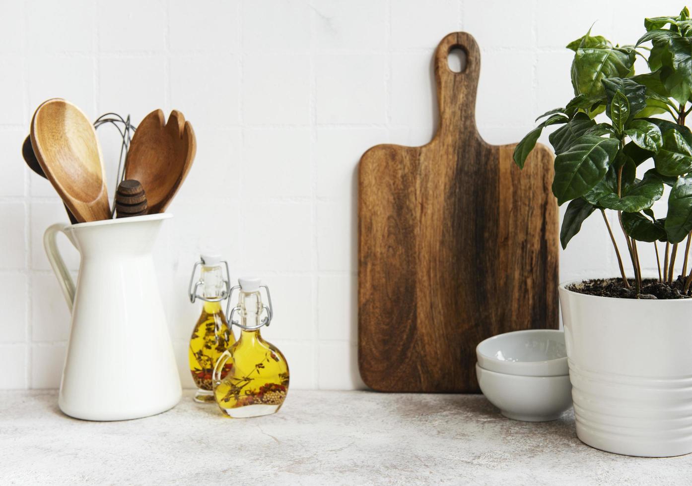 ustensiles de cuisine, outils et vaisselle sur le mur de carreaux blancs en arrière-plan photo