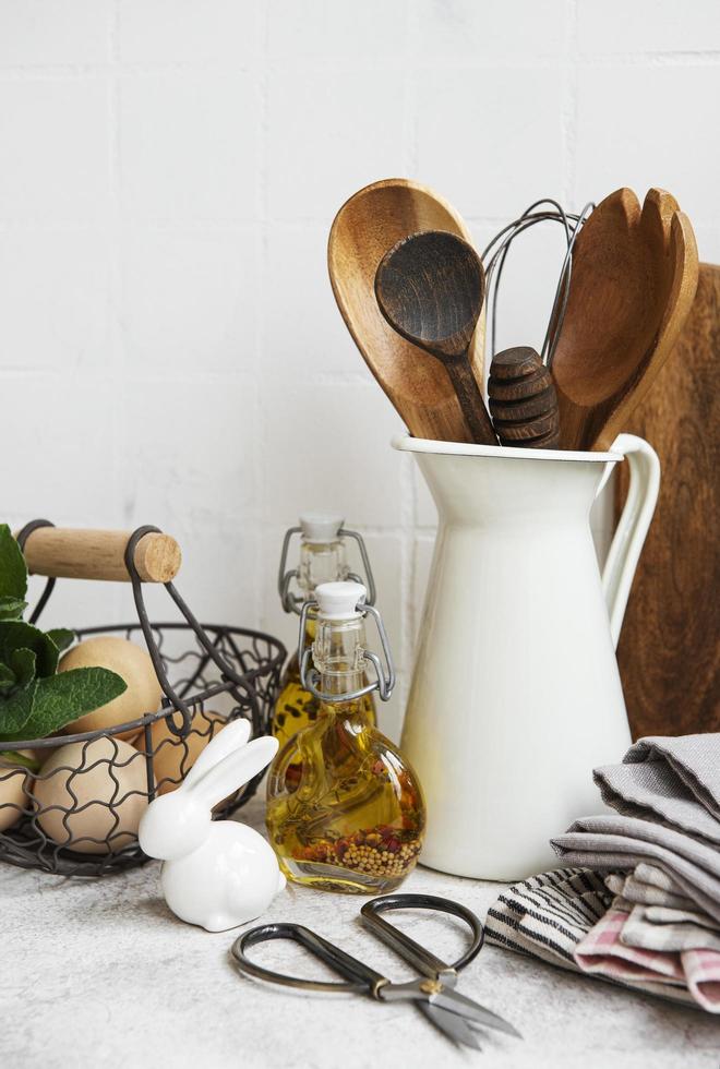 ustensiles de cuisine, outils et vaisselle sur le mur de carreaux blancs en arrière-plan photo