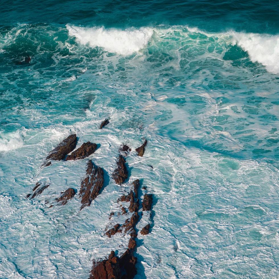 rochers dans la mer sur la côte photo