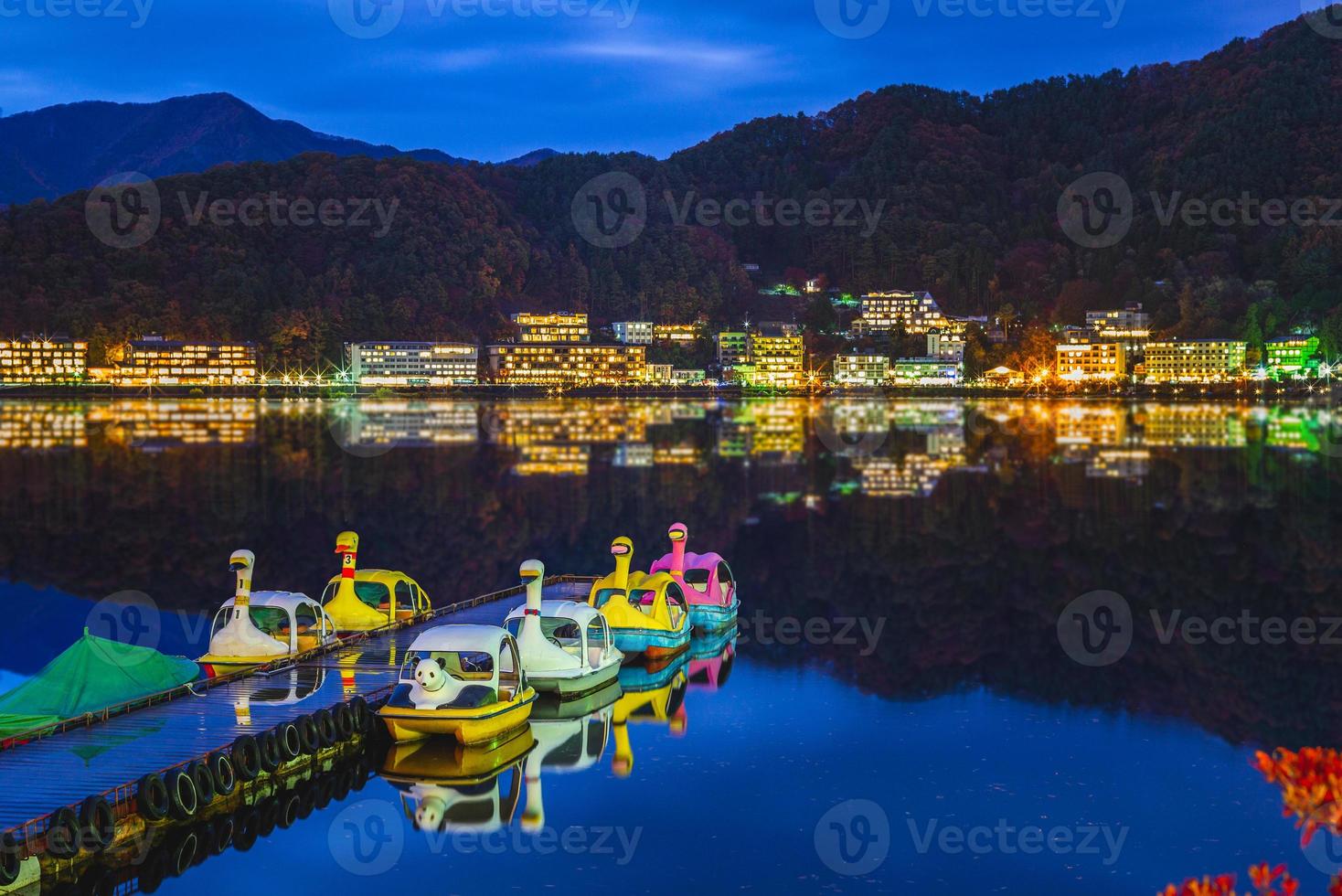 vue nocturne du lac kawaguchiko près du mont fuji photo