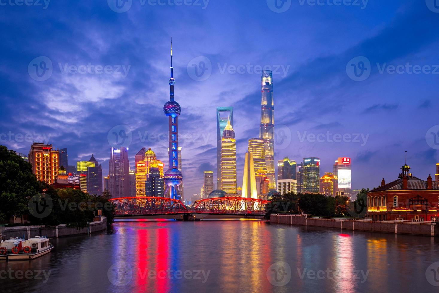 vue nocturne de pudong à shanghai, chine photo