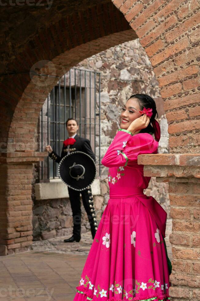 Jeune hispanique femme et homme dans indépendance journée ou cinco de mayo parade ou culturel Festival photo