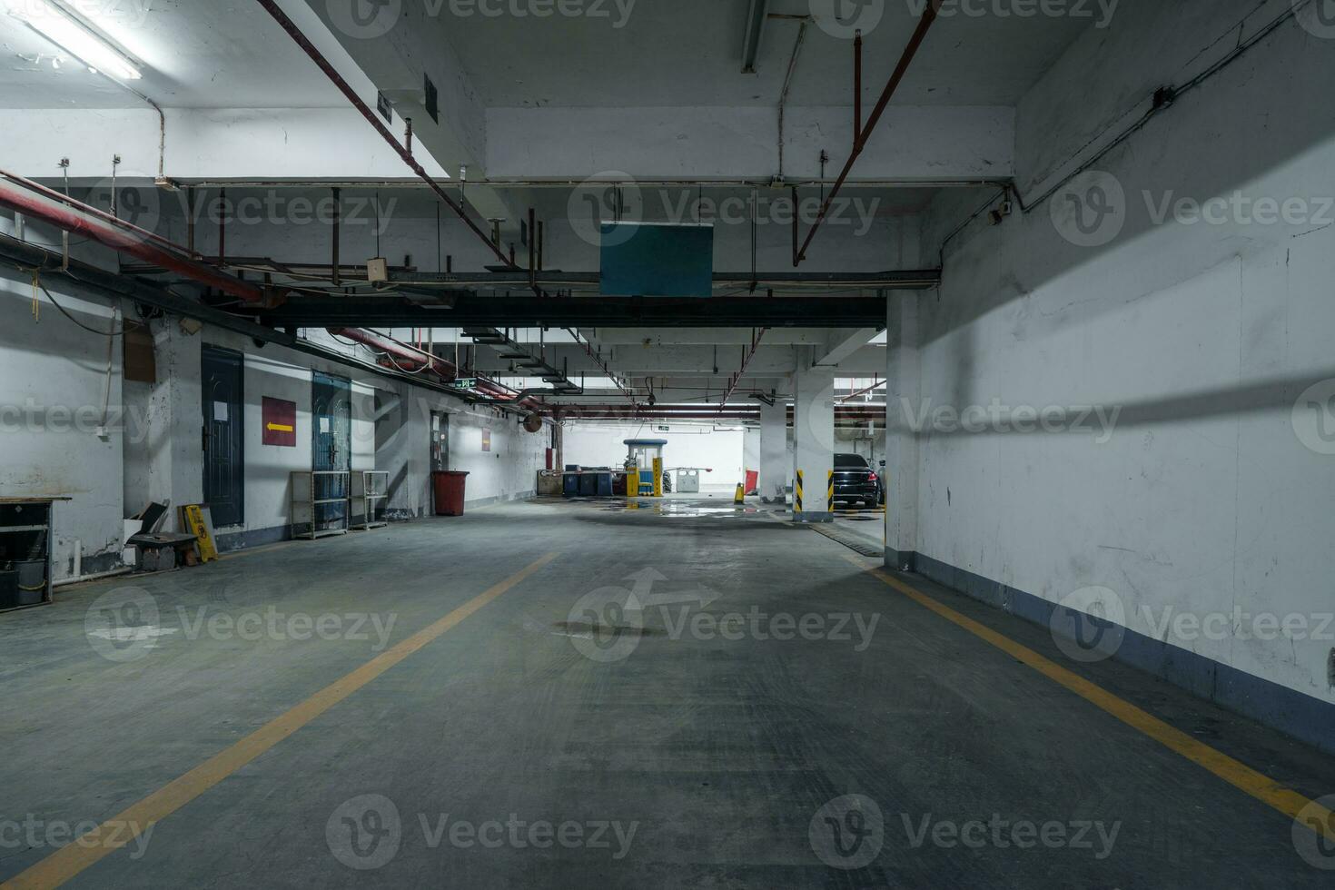 vieux parking lot avec éclairage, béton bâtiment photo