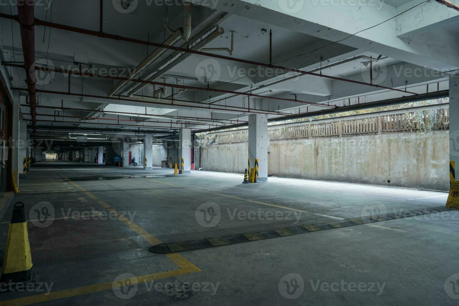 vieux parking lot avec éclairage, béton bâtiment photo