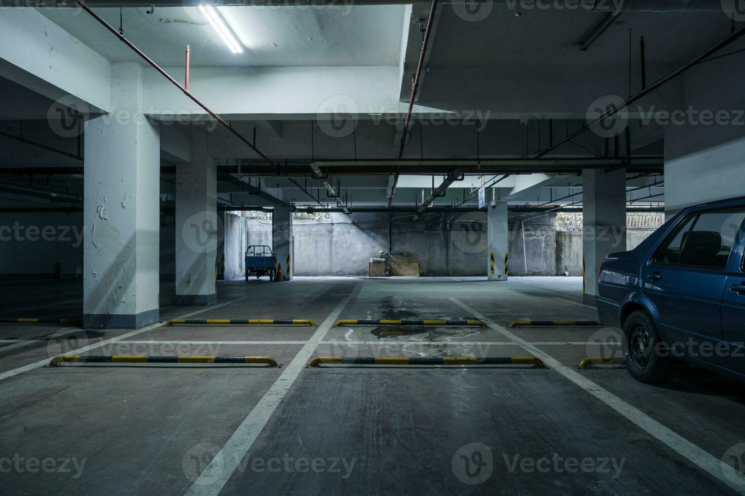 vieux parking lot avec éclairage, béton bâtiment photo