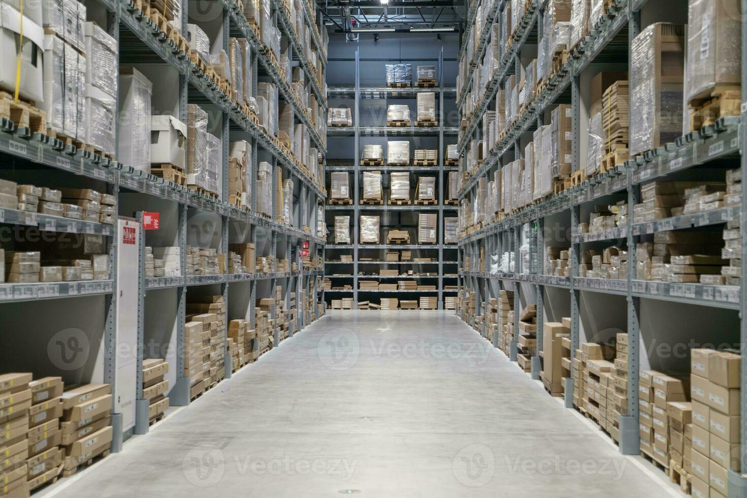 le entrepôt plein de marchandises, des boites et étagères photo