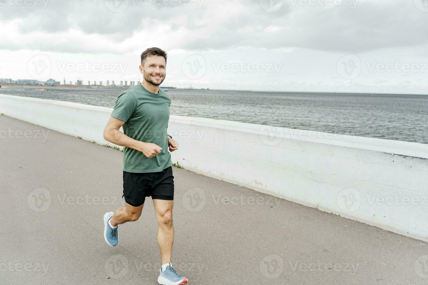 le jogging homme endurance des sports aptitude entraînement, les usages  aptitude Vêtements pour cardio entraîneur athlète. en bonne santé mode de  vie. les usages une aptitude montre. 27885978 Photo de stock chez