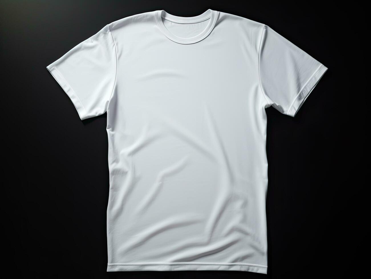 produit moquer en haut conception de une Vide blanc T-shirt sur une noir Contexte photo