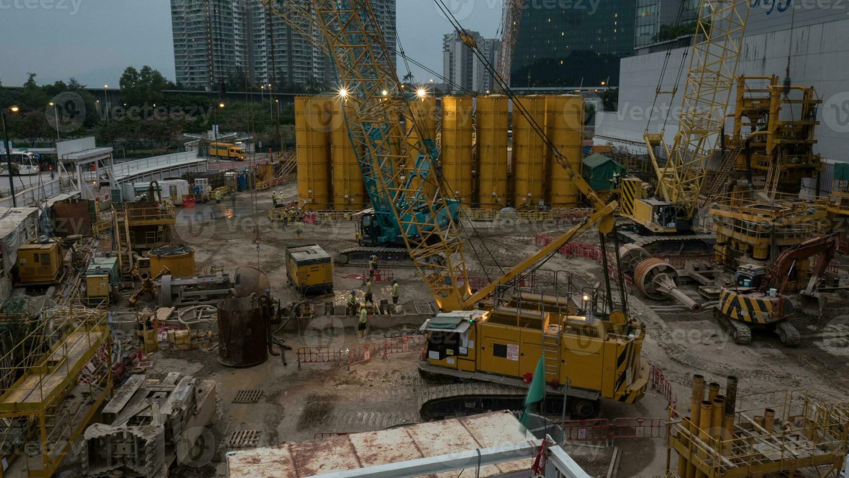 travaux sur construction site dans le soir photo