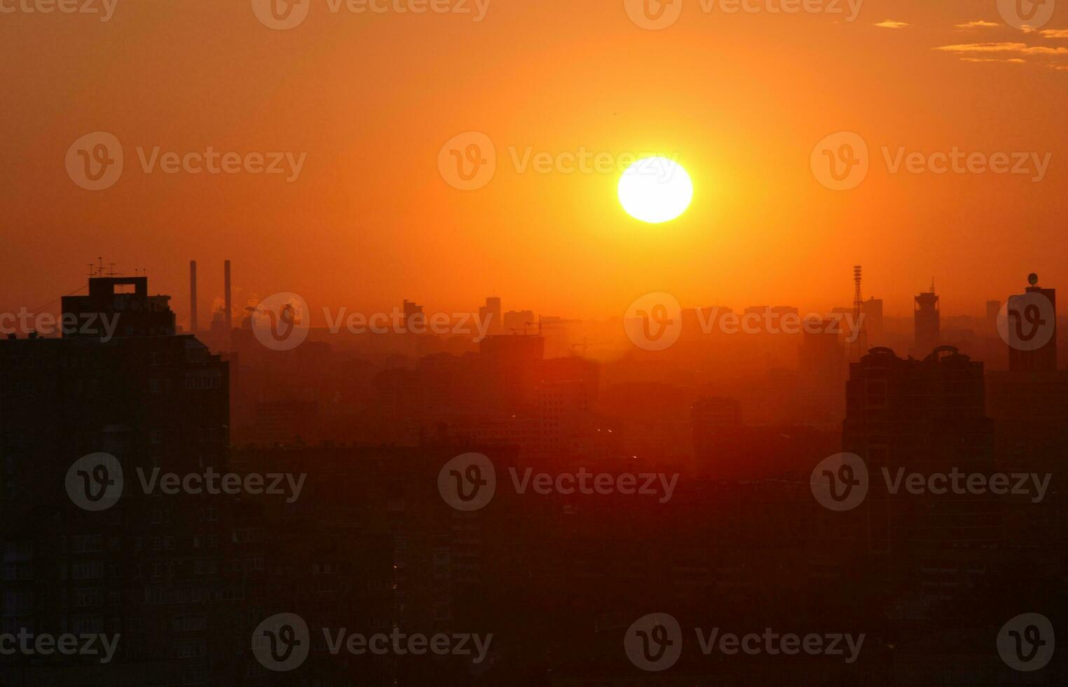 lever du soleil plus de le ville. photo