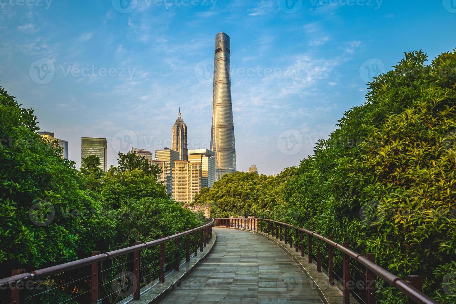 horizon de la ville de shanghai et un sentier en bois, chine photo