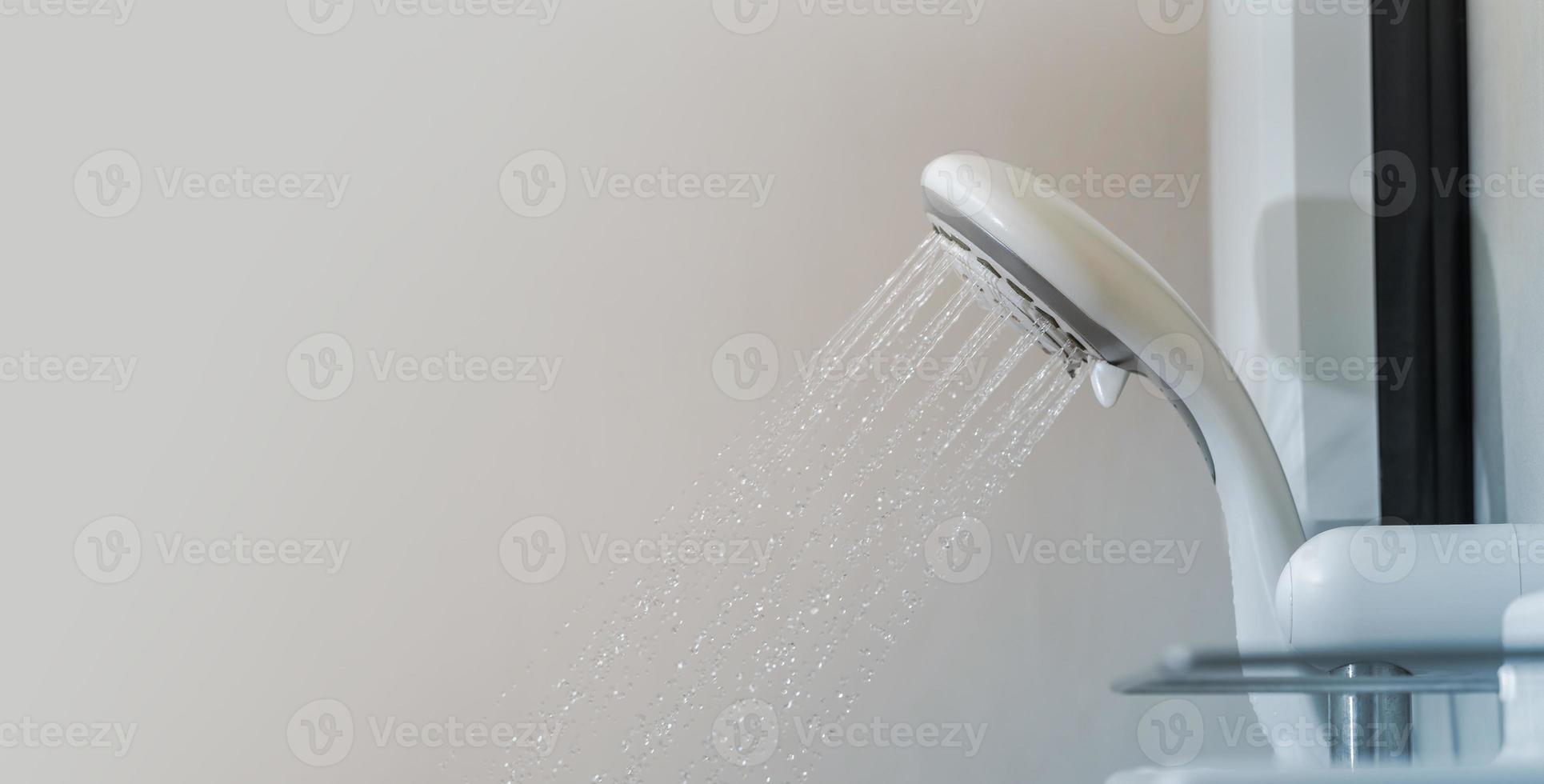 gros plan de l'eau qui coule de la douche dans la salle de bain photo