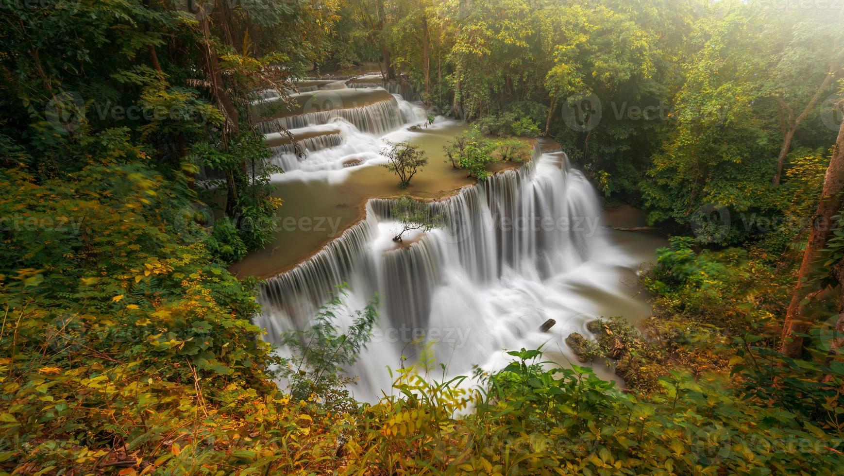 belle cascade dans la forêt profonde photo