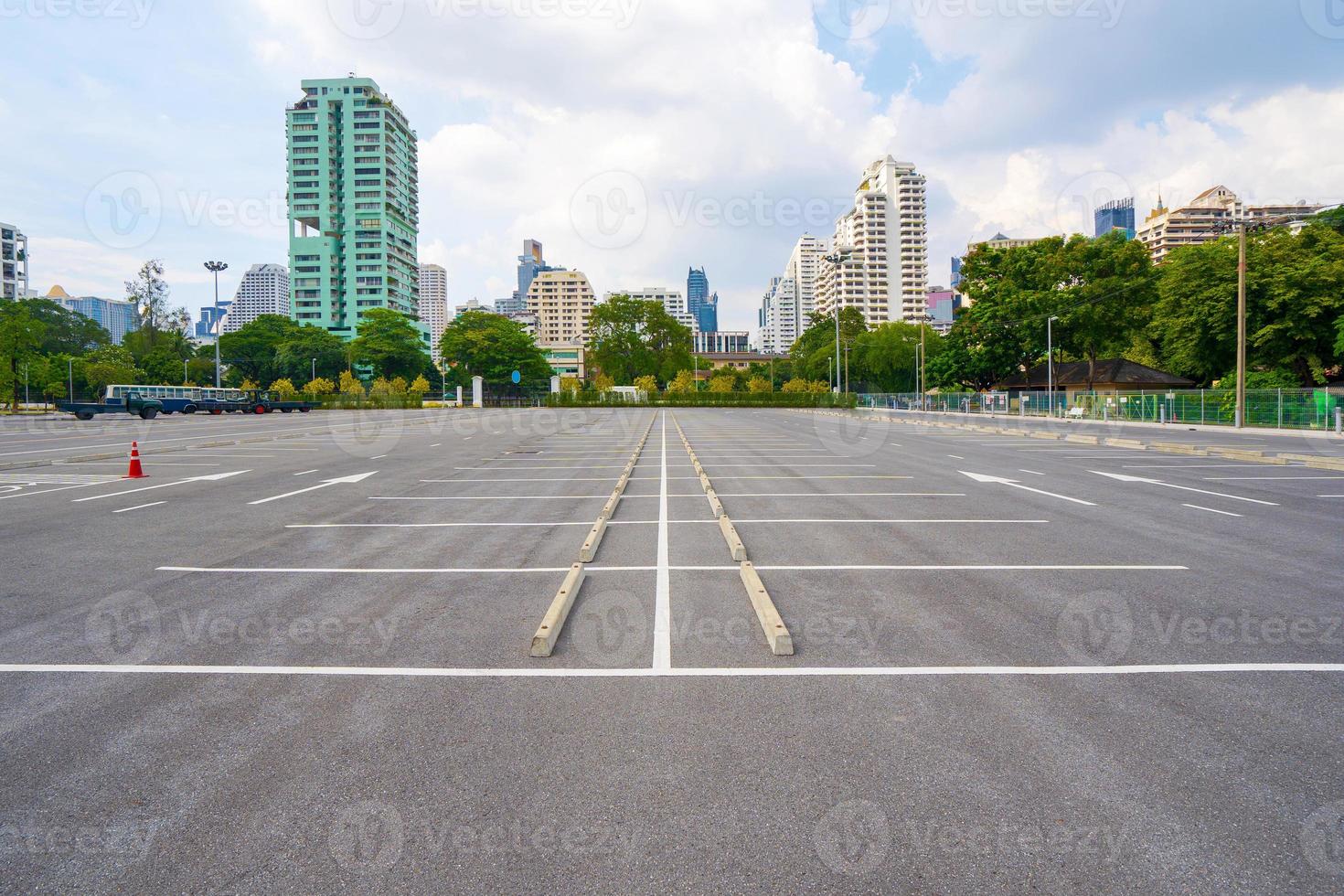 parking vide avec ville en arrière-plan et beau ciel bleu photo