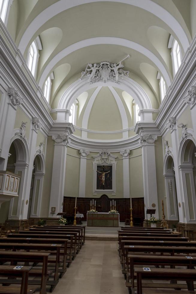 acquasparta, italie 2020- intérieur de la cathédrale de santa cecilia dans la ville d'acquasparta photo