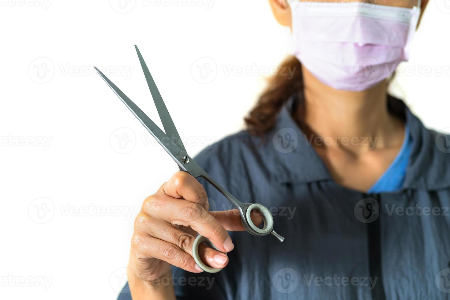 femme toiletteur tenant des ciseaux coupant pour chats et chiens dans un salon de beauté pour animaux de compagnie photo